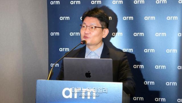 정성훈 Arm FAE 디렉터가 26일 서울 중구 더플라자호텔에서 열린 기자간담회에서 발표하고 있다 사진이지환 기자