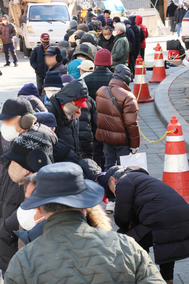 3일 서울 종로구 탑골공원 원각사 노인무료급식소 앞에 어르신들이 점심식사를 위해 줄지어 서 있다사진연합뉴스