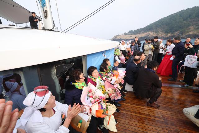 선상에서 진행된 해녀 은퇴식 YONHAP