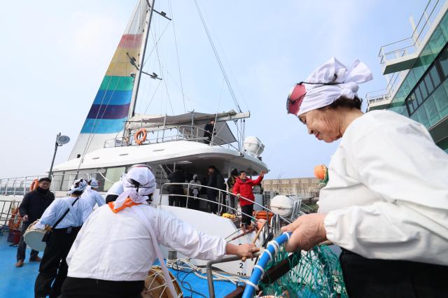 후배 해녀들의 축하공연 YONHAP