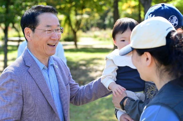 2024년 10월 인천에서 열린 유아차 걷기대회에 유정복 인천시장과 부모 등이 아이들과 참여하고 있다 사진인천시