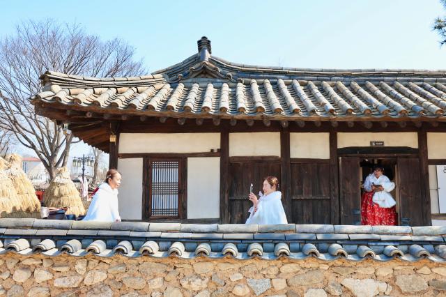 Ochondaek Korean traditional middle-class house at the National Folk Museum of Korea AJP Han Jun-gu