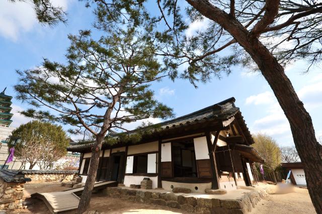 Ochondaek Korean traditional middle-class house at the National Folk Museum of Korea AJP Han Jun-gu