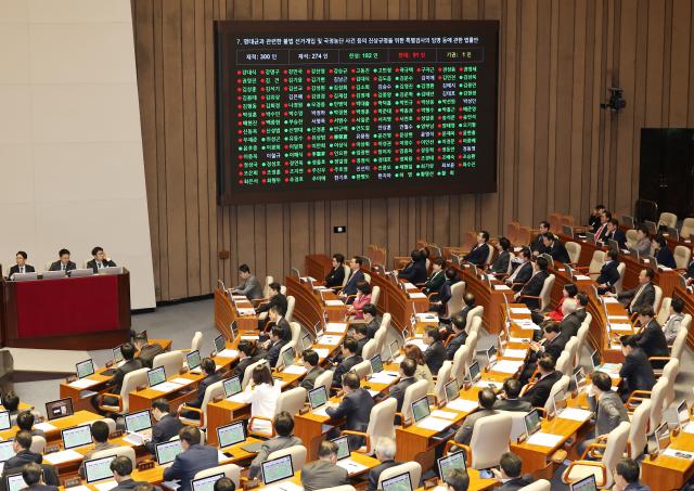 27일 국회 본회의에서 명태균과 관련한 불법 선거개입 및 국정농단 사건 등의 진상규명을 위한 특별검사의 임명 등에 관한 법률안이 가결되고 있다 사진연합뉴스