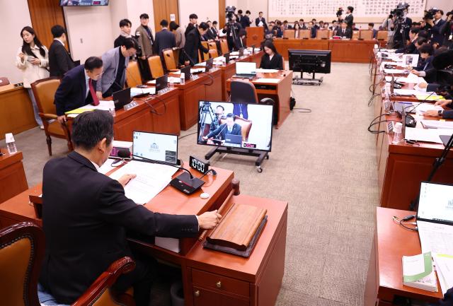 17일 서울 여의도 국회에서 열린 법제사법위원회 전체회의에서 정청래 위원장이 의사봉을 두드리고 있다사진연합뉴스