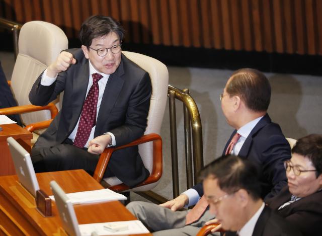 권성동 국민의힘 원내대표가 27일 오후 서울 여의도 국회에서 열린 의원총회에서 발언하기 위해 단상으로 이동하고 있다 사진연합뉴스