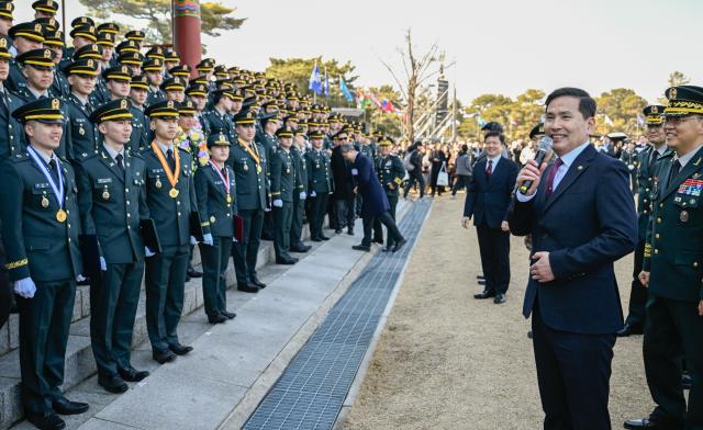 육군은 27일 김선호 국방부장관 직무대행 주관으로 서울 노원구 소재 육군사관학교에서 제81기 졸업 및 임관식을 실시했다 김선호 국방부장관 직무대행이 임관한 소위들을 격려하고 있다 사진육군
