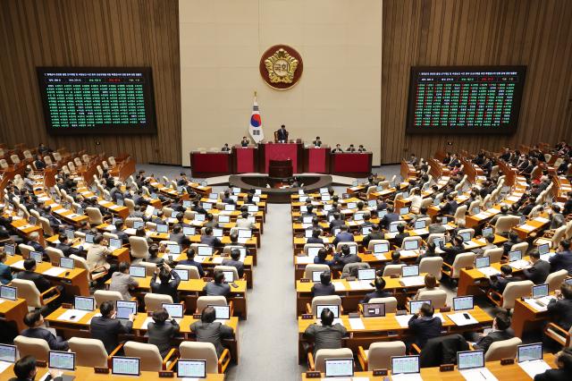 27일 국회 본회의에서 명태균과 관련한 불법 선거개입 및 국정농단 사건 등의 진상규명을 위한 특별검사의 임명 등에 관한 법률안이 가결되고 있다 사진연합뉴스