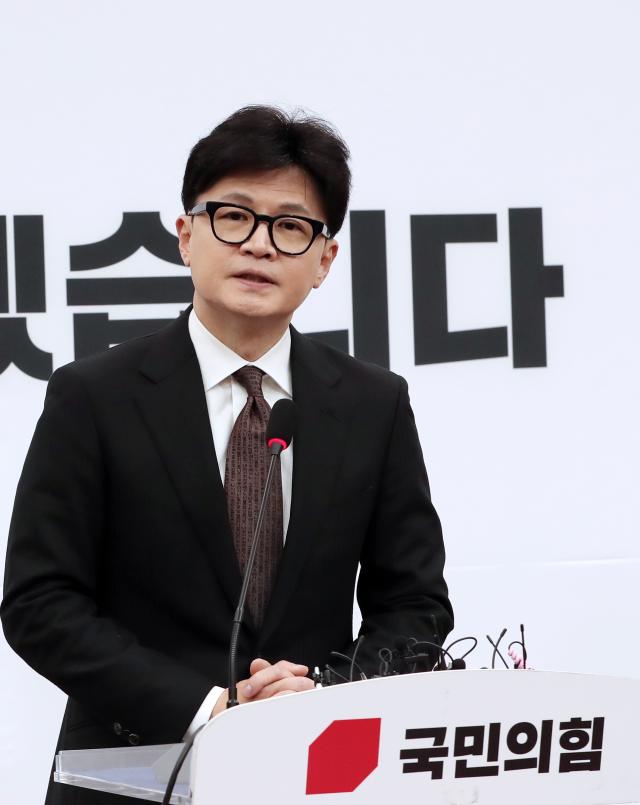 한동훈 국민의힘 대표가 지난해 12월 16일 오전 서울 여의도국회에서 열린 기자회견에서 당 대표직 사퇴 입장을 밝히고 있다 20241216사진유대길 기자 dbeorlf123ajunewscom