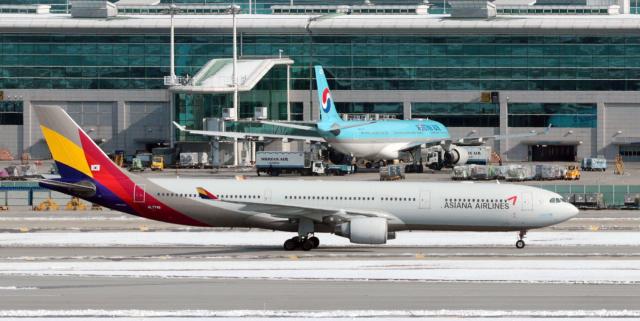 인천국제공항 활주로와 주기장에 대한항공-아시아나항공 여객기가 보이고 있다사진연합뉴스