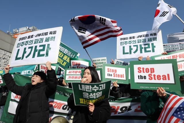 26일 서울 서대문구 이화여자대학교 정문에서 윤석열 대통령 탄핵 찬성 집회와 탄핵 반대 집회가 열리고 있다 사진연합뉴스