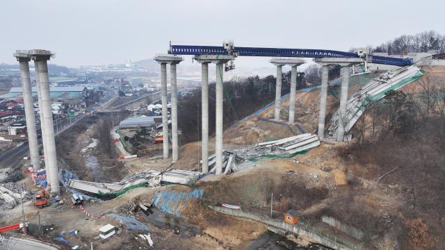 지난 25일 서울세종고속도로 건설 현장에서 교각 위에 설치 중이던 교량 상판 구조물이 무너져 내리면서 상부에서 추락한 근로자 10명이 숨지거나 다쳤다사진연합뉴스