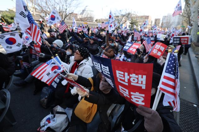 윤석열 대통령에 대한 탄핵심판 9차 변론일인 18일 서울 종로구 헌법재판소 인근에서 지지자들이 탄핵 반대 집회를 열고 있다사진연합뉴스