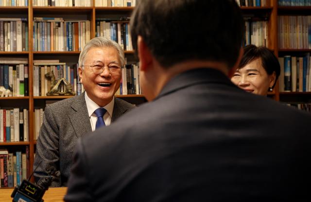 이재명 더불어민주당 대표가 지난달 30일 경남 양산시 하북면 평산 마을 문재인 전 대통령 사저를 방문해 문 전 대통령과 대화하고 있다 사진민주당 제공