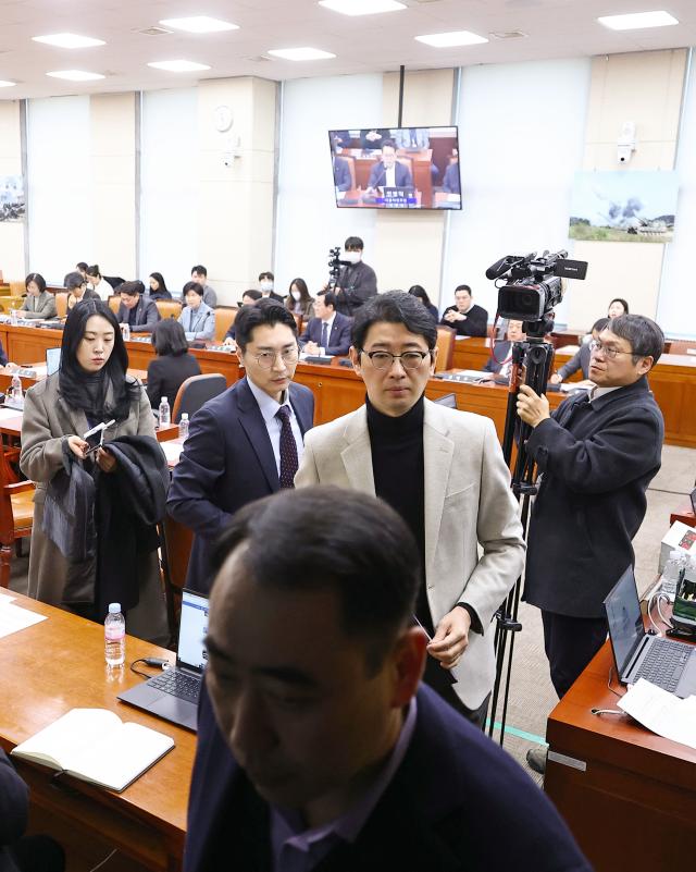 지난 13일 국회에서 열린 윤석열 정부의 비상계엄 선포를 통한 내란 혐의 진상규명 국정조사특별위원회 전체회의에서 이달 열릴 청문회 출석 증인 및 참고인 대상자에 대한 의결을 앞두고 국민의힘 의원들이 이에 반대하며 퇴장하고 있다  사진연합뉴스