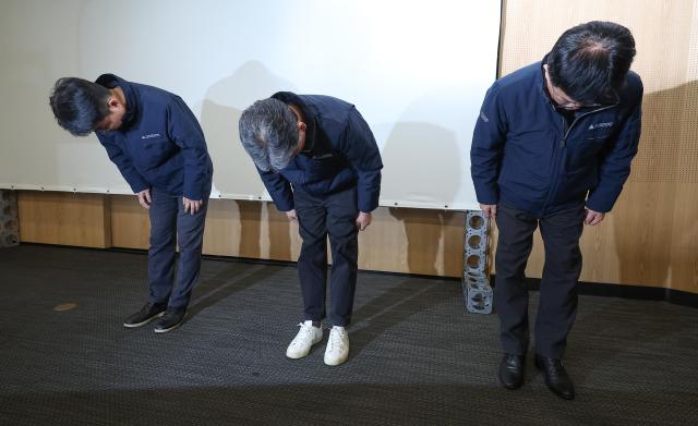 주우정 현대엔지니어링 대표이사가운데가 28일 서울 종로구 본사 빌딩에서 열린 서울세종 고속도로 사고 관련 간담회에서 사과하고 있다 사진연합뉴스