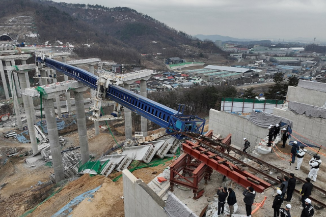 경기도 안성시 서울세종고속도로 건설 공사 교량 상판 붕괴 사고 현장에서 28일 경찰과 국과수 산업안전공단 국립재난안전연구원 국토안전관리원 등 관계자들이 사고 원인을 찾기 위한 합동 감식을 하고 있다 사진연합뉴스