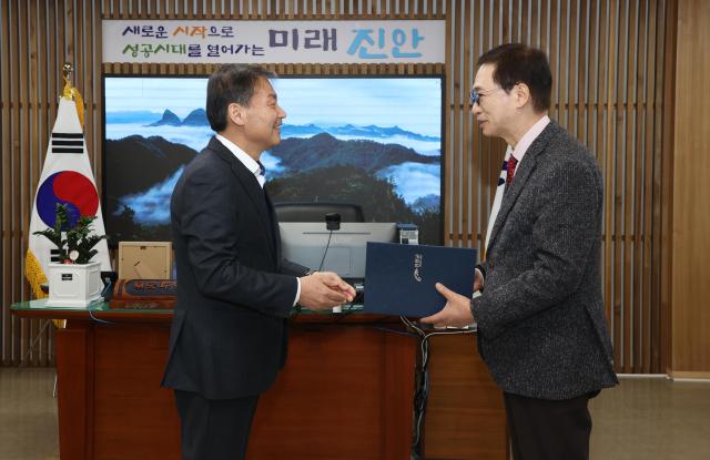 전춘성 진안군수왼쪽가 28일 조백환 제5대 진안군의료원장에게 임명장을 수여하고 있다사진진안군