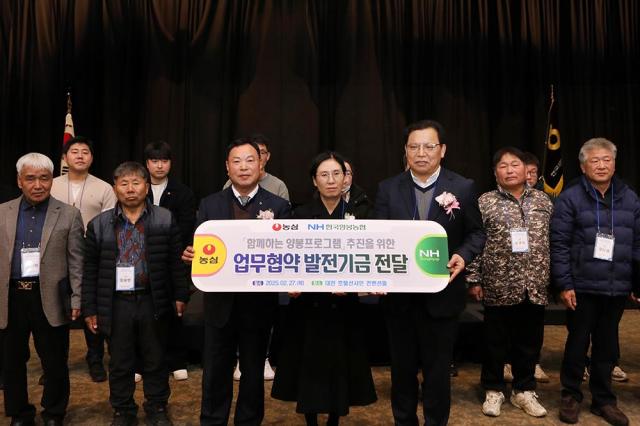 지난 27일 대전 선샤인호텔에서 농심과 한국양봉농협의 지원금 전달식이 열렸다 사진 앞줄 왼쪽부터 김용래 한국양봉농협 조합장 한상미 농촌진흥청 농업생물부 과장 김보규 농심 경영기획실장 사진농심