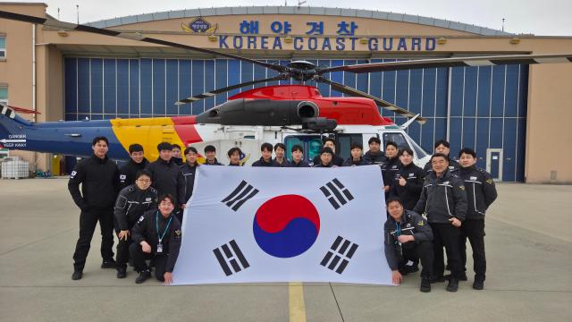 동해해경청 항공단이 제106주년 삼일절 기념 태극기 퍼포먼스를 개최하고 있다 사진동해해경청