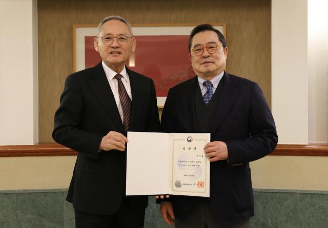 유인촌 문화체육관광부 장관이 서울 서초구 예술의전당에서 신임 구자열 예술의전당 이사장에게 임명장을 수여한 뒤 기념촬영을 하고 있다 사진문화체육관광부 