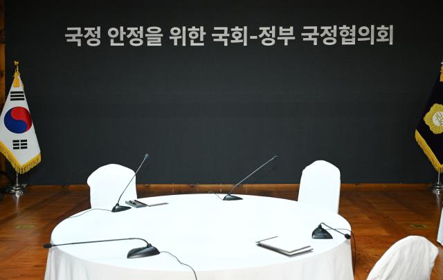 28일 서울 여의도 국회 사랑재에서 열릴 예정이던 국정 안정을 위한 국회-정부 국정협의회가 무산돼 자리가 비어 있다 사진연합뉴스