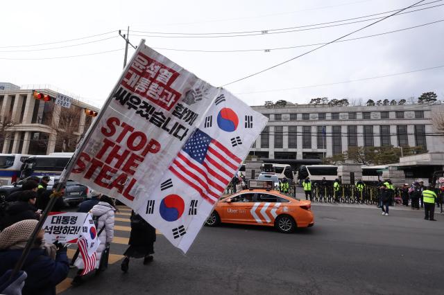 윤석열 대통령 탄핵심판 마지막 변론이 열리는 25일 서울 종로구 헌법재판소 인근에서 한 시민이 윤 대통령 탄핵반대 시위를 하고 있다 서울연합뉴스 