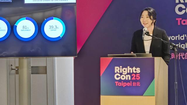 최지희 카카오 정책 책임이 대만 라이츠콘RightsCon 2025에서 카카오의 일상 속 디지털 전환 기여와 관련 사례를 발표하고 있다