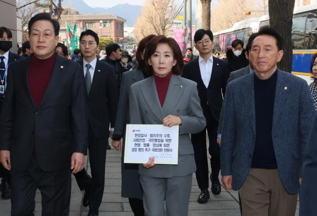 국민의힘 나경원 의원을 비롯한 여당 의원들이 28일 서울 종로구 헌법재판소 별관 앞에서 윤석열 대통령 탄핵 심판과 관련해 공정한 평의를 촉구하는 탄원서를 제출하기 위해 이동하고 있다 사진연합뉴스