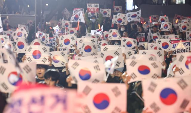 28일 서울 종로구 동화면세점 앞에서 대통령국민변호인단 주최로 열린 31절 전야집회 청년 만민공동회에서 참석자들이 구호를 외치고 있다 사진연합뉴스