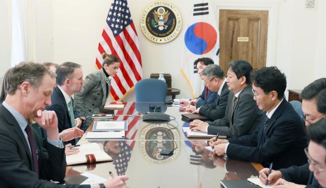 안덕근 산업부 장관 미국무역대표부 대표 면담
    서울연합뉴스 안덕근 산업통상자원부 장관이 28일현지시간 미국 워싱턴DC 미국무역대표부USTR 회의실에서 제이미슨 그리어 USTR 대표와 면담하고 있다 202531 산업통상자원부 제공 재판매 및 DB 금지

