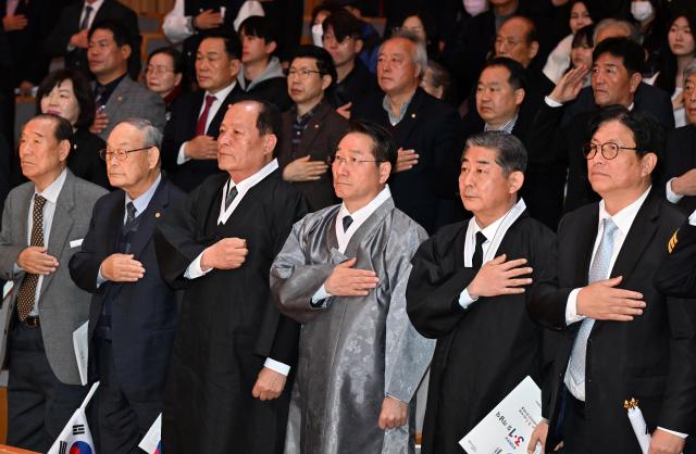 유정복 인천광역시장이 1일 아트센터인천에서 열린 제106주년 31절 기념식에서 국민의례를 하고 있다 사진인천시