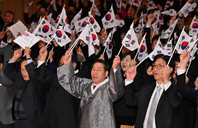 유정복 인천광역시장이 1일 아트센터인천에서 열린 제106주년 31절 기념식에서 만세삼창을 하고 있다 사진인천시