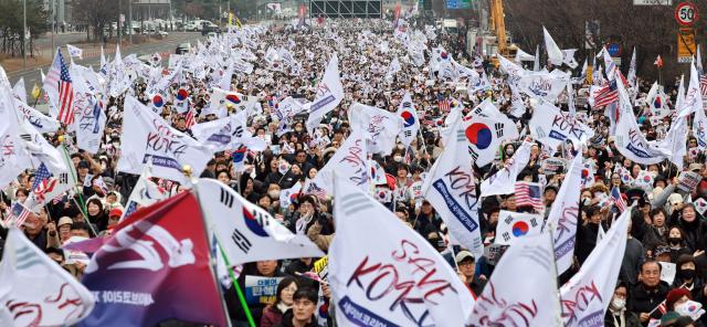 1일 서울 여의대로에서 세이브코리아 주최 3·1절 국가비상기도회 참가자들이 윤석열 대통령 탄핵 기각을 촉구하고 있다 202531 사진연합뉴스