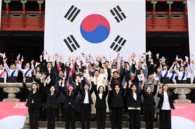 오세훈 서울시장이 1일 31절을 맞아 보신각 타종행사를 마치고 독립유공자 후손 등과 만세삼창을 하고 있다 사진서울시