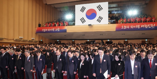 1일 서울 중구 숭의여자대학교에서 열린 제106주년 3·1절 기념식에서 최상목 대통령 권한대행 부총리 겸 기획재정부 장관과 이종찬 광복회장 우원식 국회의장 권영세 국민의힘 비상대책위원장 이재명 더불어민주당 대표 등이 묵념하고 있다 사진연합뉴스