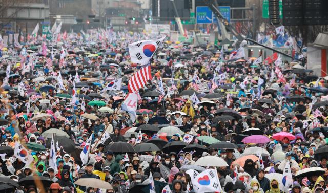 1일 서울 세종대로에서 대한민국바로세우기국민운동본부가 윤석열 대통령 탄핵 반대 집회를 하고 있다 202531 사진연합뉴스