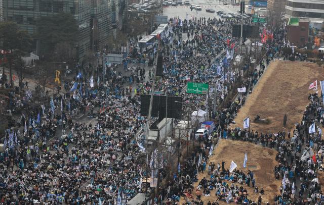 1일 서울 종로구 안국동 사거리에서 야 5당 공동 내란종식·민주헌정수호를 위한 윤석열 파면 촉구 범국민대회가 열리고 있다 202531 사진연합뉴스