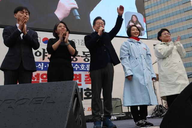 이재명 어불어민주당 대표가운데가 1일 서울 종로구 안국동 사거리에서 열린 야 5당 공동 내란종식·민주헌정수호를 위한 윤석열 파면 촉구 범국민대회에서 시민들에게 인사하고 있다 사진연합뉴스