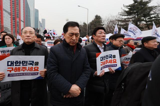 국민의힘 김기현 추경호 의원 등이 1일 서울 여의대로에서 세이브코리아가 연 3·1절 국가비상기도회에서 윤석열 대통령 탄핵 기각을 촉구하며 기도하고 있다 사진연합뉴스