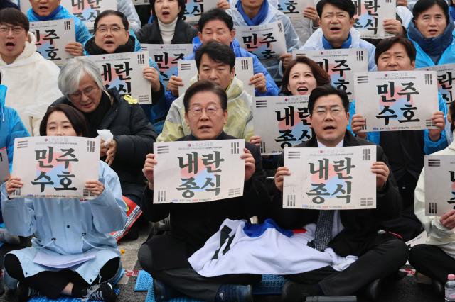 이재명 더불어민주당 대표가 1일 서울 종로구 안국동 사거리에서 열린 야 5당 공동 내란종식·민주헌정수호를 위한 윤석열 파면 촉구 범국민대회에서 참가자들과 함께 구호를 외치고 있다 사진연합뉴스