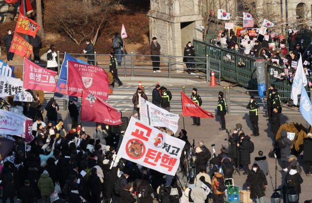 21일 서울 성북구 고려대 교문 안에서 윤석열 퇴진 긴급 고려대 행동을 준비하는 모임 주최로 탄핵 찬성 집회가 교문 밖에서 대통령 탄핵을 반대하는 고대인들 주최로 탄핵 반대 집회가 열리고 있다사진연합뉴스