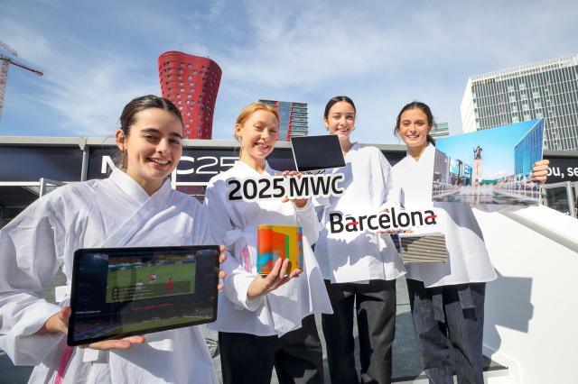 KT가 3월 3일부터 6일까지 스페인 바르셀로나에서 열리는 MWC25에 참가해 대한민국의 일상을 바꿀 AI 기술을 선보인다고 2일 밝혔다 MWC25가 열릴 스페인 바르셀로나 피라 그란비아 전시장 앞에서 KT 모델들이 K-AI가 적용된 대한민국의 일상을 소개하고 있다 사진KT