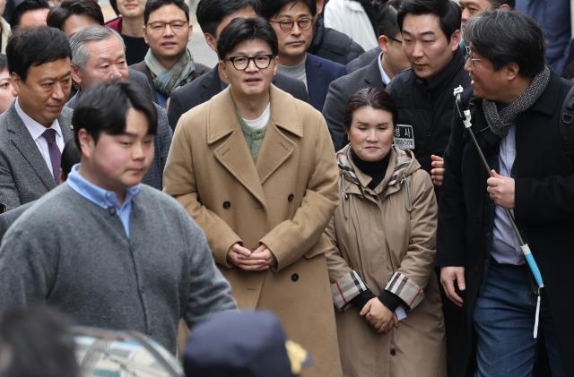 두 달여 만에 공개 행보에 나선 국민의힘 한동훈 전 대표가 2일 오후 서울 종로구 대학로 한 극장에서 제2연평해전을 다룬 연극 바다는 비에 젖지 않는다를 관람하기 위해 이동하고 있다 사진연합뉴스