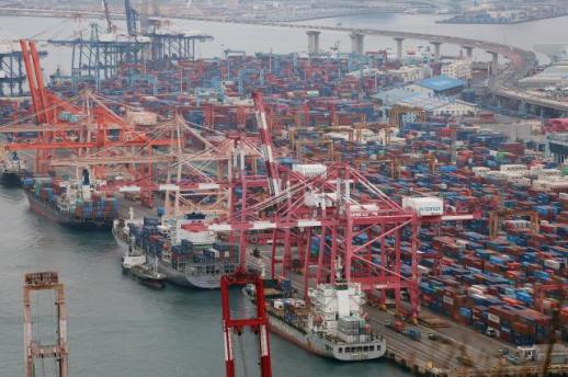 Koreas semiconductor shipments turn negative after 16 months
