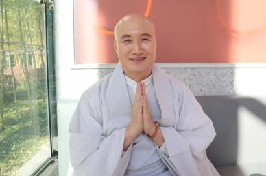[김호이의 사람들②] 해외에서도 난리난 뉴진스님...어두운 시절 지나니 빛나기 시작