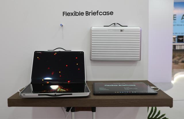 「折ればカバンに変身」…サムスンディスプレイ、MWCでフォルダブル新技術の初披露