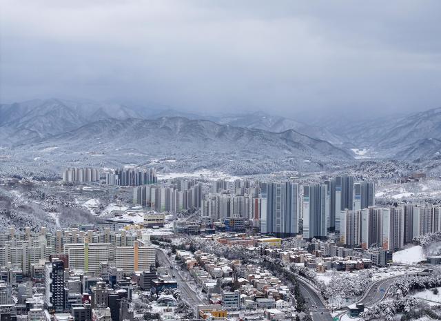 폭설이 내린 3일 강릉시 도심 일대가 흰 눈에 덮여 있다YONHAP