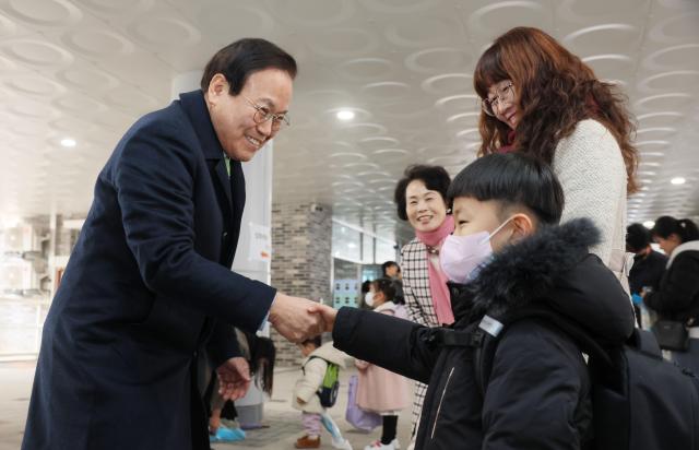 서거석 전북특별자치도교육감오른쪽이 4일 전주 효천초등학교를 방문해 입학생들을 축하해주고 있다사진전북특별자치도교육청