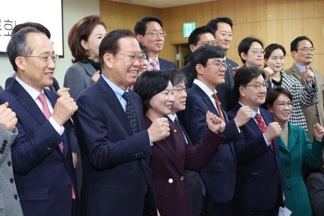 권영세 국민의힘 비상대책위원장과 권성동 원내대표가 4일 서울 여의도 국회 의원회관에서 서명옥 의원실 주최로 열린 전공의 수련환경 개선과 의료사고 안전망 확충을 위한 정책토론회에서 참석자들과 기념촬영 하고 있다 사진연합뉴스